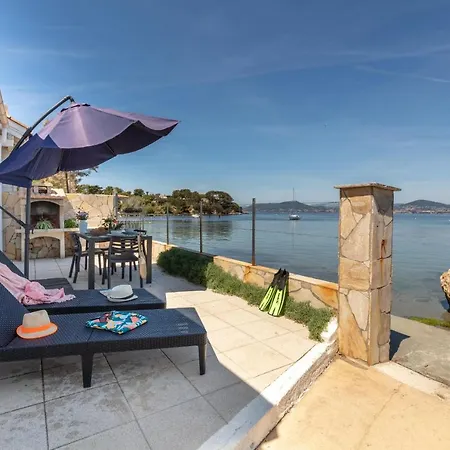 La Roche, Cabanon Cosy Les Pieds Dans L'eau Avec Vue Exceptionnelle 耶尔